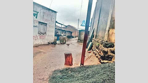 Satara News: विजेच्‍या जी‍र्ण खांबामुळे ग्रामस्थांचा जीव मुठीत