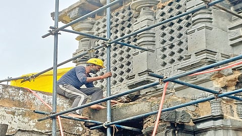 कोल्हापूर : अंबाबाई मंदिराच्या संवर्धन प्रक्रियेत एअर एब्रेशनचे काम करताना कारागीर. 	
	