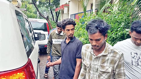 इचलकरंजी : अल्पवयीन मुलीवर अत्याचार प्रकरणातील संशयितांना न्यायालयासमोर हजर करताना शिवाजीनगर पोलिस. 