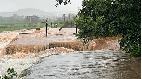 Kolhapur Heavy rain : मांगले-सावर्डे बंधाऱ्यालगतचा रस्ता वाहून गेला; शेकडो एकर शेती पाण्याखाली, ग्रामस्थांचा संताप