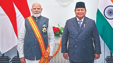 जकार्ता : इंडोनेशियाचे राष्ट्राध्यक्ष  प्रबोवो सुबियांतो यांनी पंतप्रधान नरेंद्र मोदी यांना इंडोनेशियाचा सर्वोच्च नागरी सन्मान ‘बिंतांग आदिपूर्ण’ प्रदान केल्यानंतर दोन्ही नेते.	 