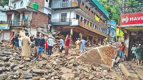 जम्मू : डोडा येथे ढगफुटीमुळे अचानक आलेल्या पुरानंतर मोठे दगड वाहून रस्त्यावर आले.