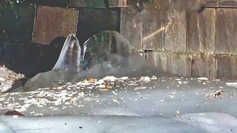 अमरनाथ गुहेतील हिमलिंग मंगळवारी वितळून गेले. 