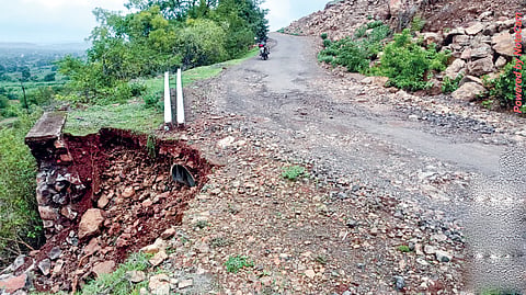 Satara Rain: पावसाने लटकेवाडी घाटात संरक्षक कठडा कोसळला