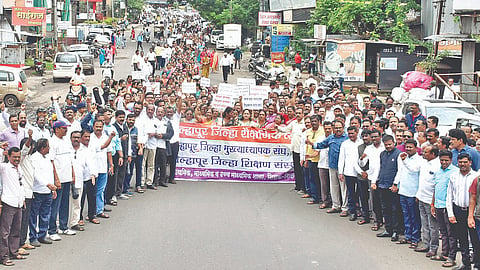 कोल्हापूर : सरकारच्या चुकीच्या धोरणाविरोधात गुरुवारी हजारो शिक्षकांनी एल्गार पुकारत जिल्हाधिकारी कार्यालयावर भव्य मोर्चा काढला. 	

