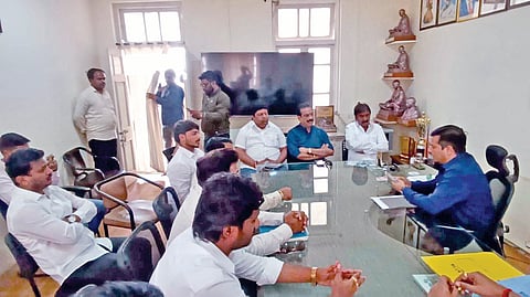 Karad News: रस्ते रखडले; मुख्याधिकाऱ्यांना विरोधकांचा थेट जाब