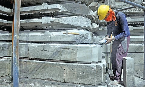 कोल्हापूर : अंबाबाई मंदिरातील संवर्धन व जतन कामाअंतर्गत दगडी बांधकामावर डचमन प्रक्रिया करताना कारागीर. 	