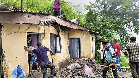 शिमला : येथील संजोली भागात मुसळधार पावसामुळे झालेल्या भूस्खलनानंतर, एका पडझड झालेल्या घरातून चिखल आणि ढिगारा बाहेर काढताना स्थानिक नागरिक. 