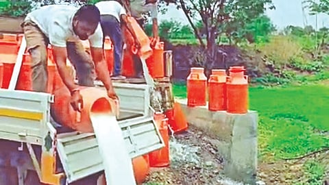 Satara Milk Spillage: हजारो लिटर दूध ओतले रस्त्यावर 