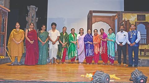 कोल्हापूर : नाटकातील कलाकारांच्या सत्कार प्रसंगी ‘पुढारी नाट्योत्सव’चे सर्व मान्यवर प्रायोजक. 