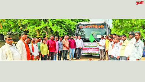Beed News : बीडचे शेतकरी दुग्ध व्यवस्थापनाचे धडे गिरवण्यासाठी गुजरातला रवाना