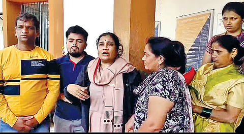 कोल्हापूर : अस्मिता काटकर हिच्या आत्महत्येप्रकरणी पती, सासू, सासरे यांना राजारामपुरी पोलिसांनी अटक केली.