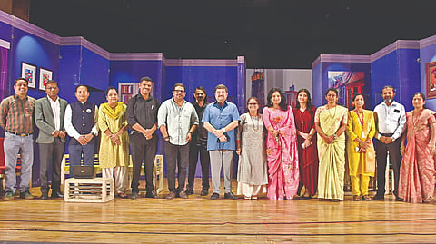 कोल्हापूर : ‘पुढारी नाट्योत्सव’अंतर्गत सादर झालेल्या ‘एका लग्नाची पुढची गोष्ट’ नाटकातील कलाकारांसोबत सर्व मान्यवर प्रायोजक.