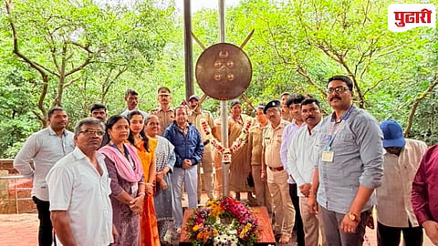 पावनखिंड येथे बाजीप्रभूच्या स्मृतिस्थळास अभिवादन करताना प्रांताधिकारी समीर शिंगटे, तहसीलदार शुभांगी जाधव, जिल्हा परिषद सदस्या स्नेहल वेल्हाळ, सरपंच चंद्रकांत पाटील आदी.