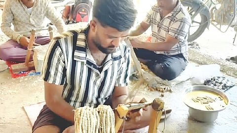 Ashadhi Wari: पंढरपुरात तुळशी माळा बनविण्याची लगबग