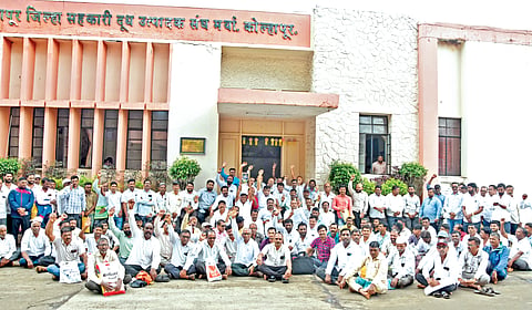 कोल्‍हापूर : संस्‍था प्रतिनिधींनी शनिवारी गोकुळच्‍या दारात ठिय्‍या मारला.	
