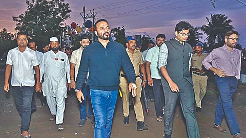 Jaykumar Gore: सलाईन लावून मंत्री जयकुमार गोरे वारी नियोजनात; कर्तव्याला प्राधान्य 