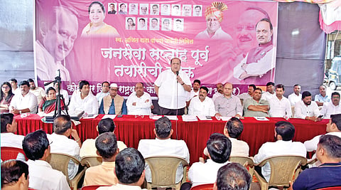 कोल्‍हापूर : राष्‍ट्रवादी काँग्रेसतर्फे आयोजित बैठकीत बोलताना वैद्यकीय शिक्षणमंत्री हसन मुश्रीफ. सोबत जि. प. अध्‍यक्षा शिल्‍पा खोत, के. पी. पाटील, राजेश पाटील, राहुल  पाटील, बाबासाहेब पाटील, अनिल साळोखे आदी. 	