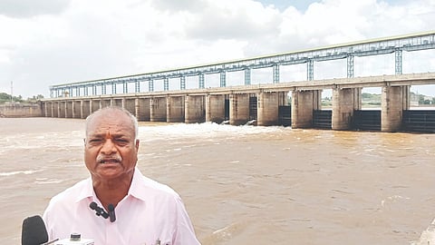 हिप्परगी : येथे धरणाच्या दोनच दरवाजातून विसर्ग सुरू असल्याची माहिती देताना माजी आमदार उल्हास पाटील.