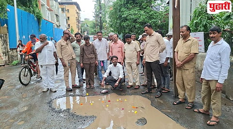 Dombivli News : डोंबिवलीत खड्ड्यांचे पूजन करत रिक्षाचालकांचे अनोखे आंदोलन