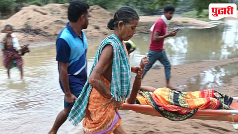 Pregnant women gadchiroli news: रस्ता नसल्याने गर्भवतीचा स्ट्रेचरवरून 1.5 किमी जीवघेणा प्रवास