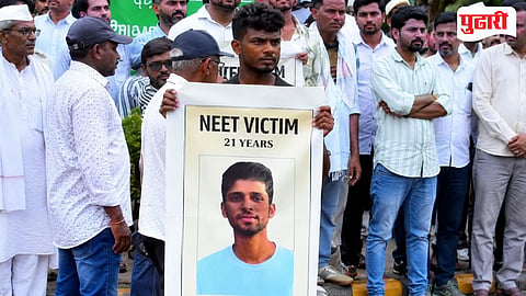 Justice For Yash NEET Protest | नाशिकच्या युवकाचे दिल्लीत लक्षवेधी आंदोलन