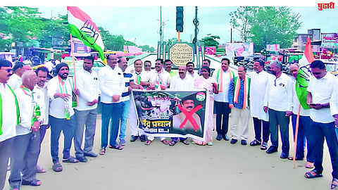 Congress takes to the streets to protest