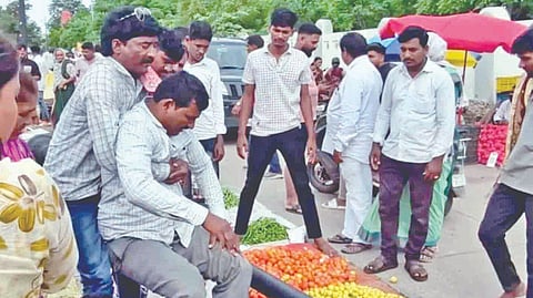 Phaltan News: फलटणच्या आठवडा बाजारात पथदिव्याचा खांब कोसळला; दोन शेतकरी जखमी