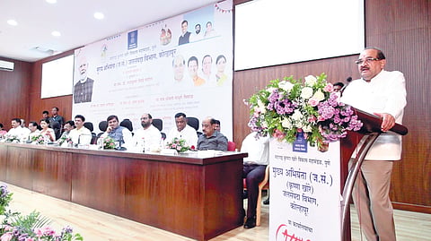 कोल्‍हापूर : जलसंपदाच्‍या मुख्‍य अभियंता कार्यालय उद्‍घाटनप्रसंगी बोलताना जलसंपदा मंत्री राधाकृष्‍ण विखे-पाटील. सोबत आ. शिवाजी पाटील, चंद्रदीप नरके, महापौर रूपाराणी निकम, आ. राजेश क्षीरसागर, पालकमंत्री प्रकाश आबिटकर, खा. धनंजय महाडिक, आ. अमल महाडिक, अशोक माने, हणमंत धुमाळ. 