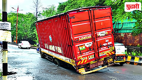 Nashik road news: महापालिकेच्या कामाचे पितळ उघडे; कार्बन नाका रस्ता पुन्हा खचला