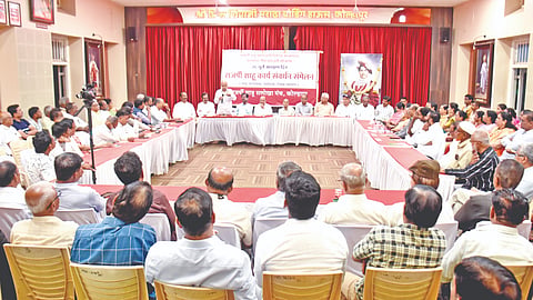 कोल्हापूर :  शाहू सलोखा मंच आयोजित राजर्षी शाहू कार्य संवर्धन संमेलनात मार्गदर्शन करताना शाहूचरित्रकार डॉ. रमेश जाधव. यावेळी उपस्थितीत मान्यवर, अभ्यासक, लेखक, संयोजक आदी.