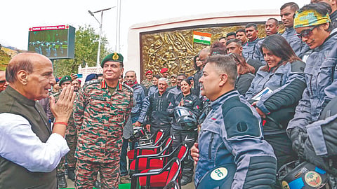 द्रास :  कारगिल युद्ध स्मारकावर विजय दिनाच्या कार्यक्रमानंतर 
लष्करी अधिकारी आणि उपस्थित देशबांधवांशी संरक्षणमंत्री 
राजनाथ सिंह यांनी संवाद साधला. 
