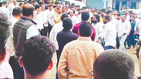 Satara District Bank Election: आलेवाडीच्या ठरावावरून घमासान; जिल्हा बँकेसाठी गावात आखाडा 