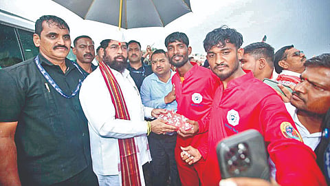 Eknath Shinde: जीवरक्षकांचे कौतुक करत दिले दीड लाखाचे बक्षीस