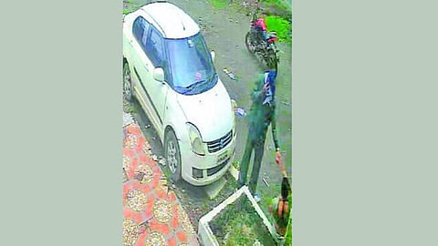 भामटा कमलाबाई यांना दुचाकीवर घेऊन आला. बाजूला रस्त्याकडे तोंडकरून उभी दुचाकी दिसत आहे. त्यानंतर त्याने मोबाईलवर बोलण्याचे नाटक करून त्यांच्याकडून सोन्याच्या बांगड्या घेताना सीसीटीव्हीत कैद झाला.
