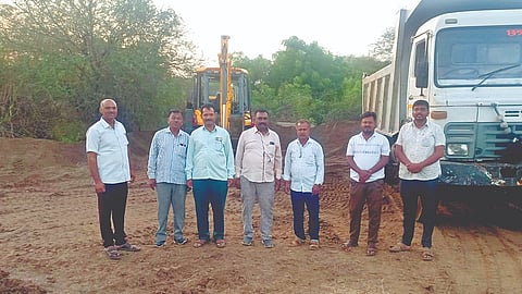 Solapur News: घरकूलधारकांना मिळाली अवैध साठ्यातील वाळू मोफत