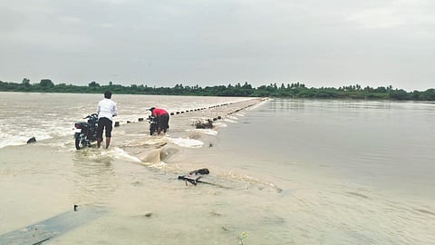 Solapur Rain: हिळ्ळी, खानापूर बंधारे तुडुंब 