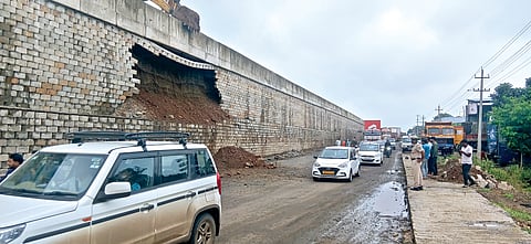 Nipani News: निपाणीत बेळगाव-कोल्हापूर महामार्गाची संरक्षक भिंत कोसळली