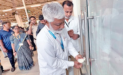 कोल्हापूर : स्टार बाजार सील करताना महापालिकेचे अधिकारी व कर्मचारी.	