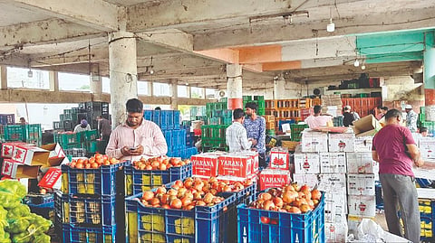 Solapur Pomegranate Prices : आवक वाढल्याने डाळिंबाचे दर घसरले