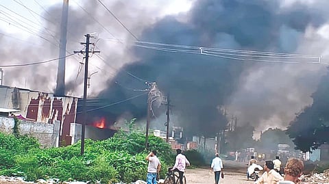 Solapur MIDC Fire: एमआयडीसीत टॅावेल कारखान्‍यास आग