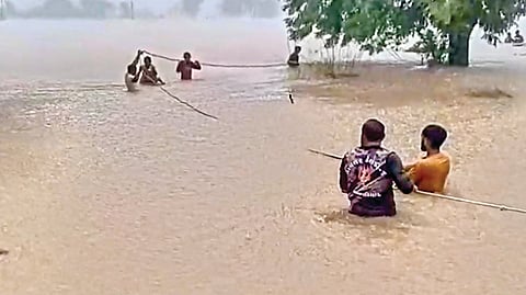 अहमदाबाद : गुजरातमधील मोरबी येथे शनिवारी (दि. १ ऑगस्ट ) झालेल्या मुसळधार पावसामुळे पूरसदृश परिस्थिती निर्माण झाली आहे. या काळात स्थानिक नागरिक दोरखंडाच्या साहाय्याने पुराच्‍या पाण्यातून बाहेर काढण्‍यासाठी मदतकार्य करताना बचाव पथके.