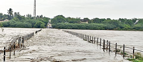 Satara: होळ येथील फलटण-बारामती मार्गावरील वाहतूक बंद
