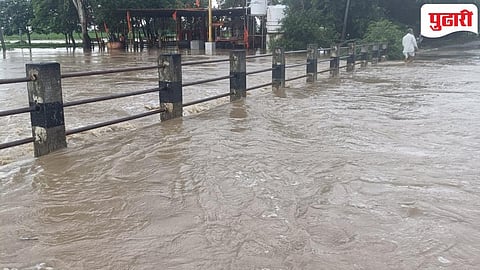 Parbhani flood | थुना नदीला पूर;माटेगाव -आहेरवाडी-कात्नेश्वर रस्ता चार तास ब्लॉक
