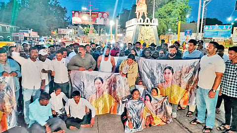 बेळगाव : चन्नम्मा चौकात आंदोलन करताना कार्यकर्ते.