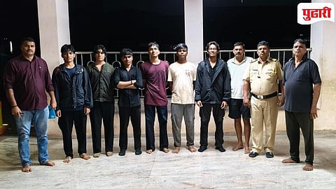 जंगलातून सुखरुप सुटका केलेले ट्रेकर्स सोबत पोलिस कर्मचारी 