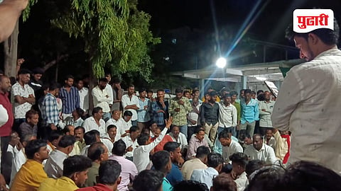 रात्री बारा वाजेपर्यंत अंदाजे ५०० लोकांनी पोलीस ठाण्यात ठिय्या आंदोलन केले