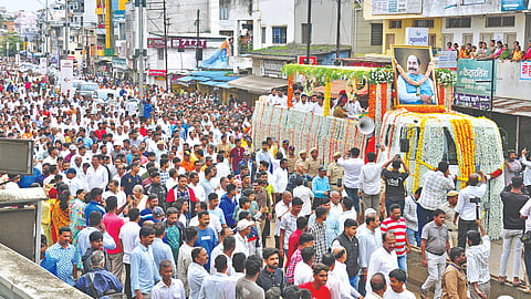 कोल्हापूर : पद्मश्री डॉ. डी. वाय. पाटील यांना अखेरचा निरोप देण्यासाठी त्यांच्या अंत्ययात्रेला मोठी गर्दी झाली होती. फुलांनी सजवलेल्या ट्रकमधून त्यांचे पार्थिव कसबा बावडा येथील पॅव्हेलियन मैदानाकडे नेण्‍यात आले.