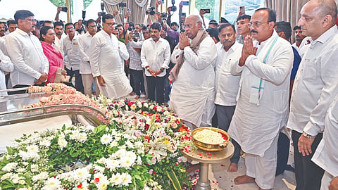  Dr. D. Y. Patil : 