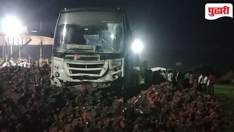Solapur accident : वरवडे टोल नाक्यावर शिवशाही बसचे ब्रेक फेल; चालकाच्या प्रसंगावधानाने मोठी दुर्घटना टळली
